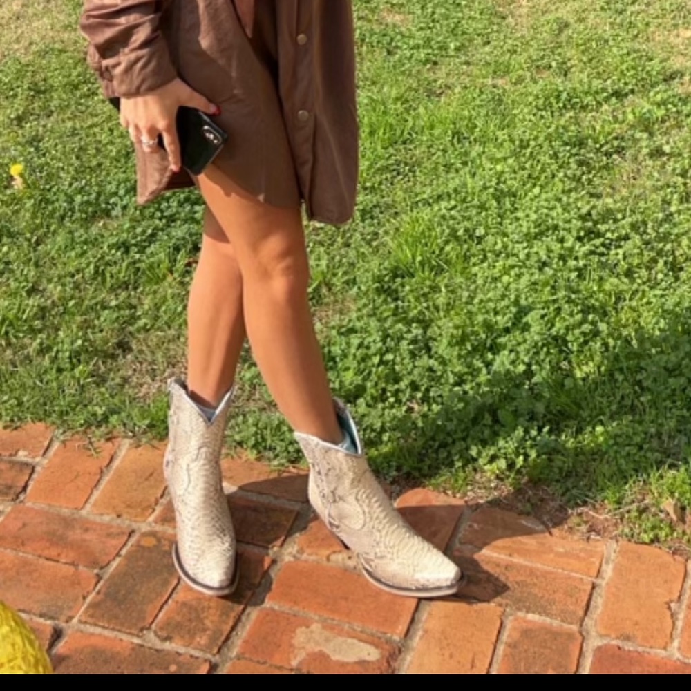 Selling these Corral boots. WORN 2 TIMES - Picture 2 of 4